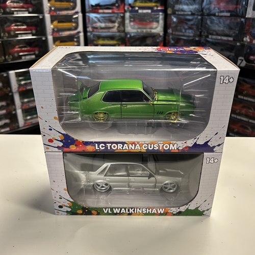 DDA Collectibles,1:24 Scale CHASE Green Holden LC Torana GTR & Custom Silver HSV VL Walkinshaw Sfragismeno
